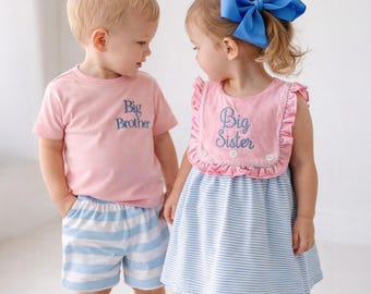 Completo coordinato per fratello maggiore e sorella, con abiti ricamati per l'annuncio della nascita.