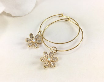 Boucles d’oreilles Hoop Dangle Hoops avec charme Boucles d’oreilles à fleurs d’opale cubiques Dainty Gold Hoop CZ Boucles d’oreilles Floral Boucles d’oreilles Tiny Opal Boucles d’oreilles Cadeau