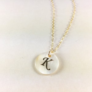 Gold füllte Perlmutt-Anfangshalskette, Buchstabenhalskette, Gold-Anfangsanhänger-Halskette, Namenshalskette, kundenspezifische Halskette, personifizieren Sie Geschenk