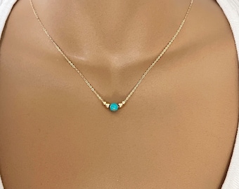 Colar delicado de turquesa com corrente de contas banhada a ouro.