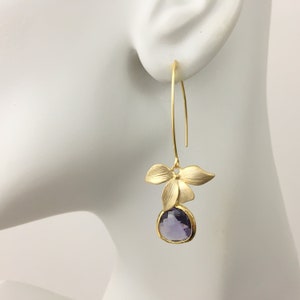 Pendientes de amatista púrpura Pendientes de flores de oro Colgantes florales de orquídeas Regalo de piedra de nacimiento de febrero Pendientes nupciales de boda Idea de regalo de dama de honor