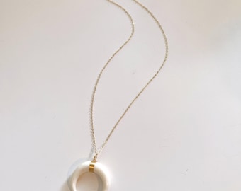 Collar de luna creciente, hueso de yak, cadena chapada en oro de 14 k