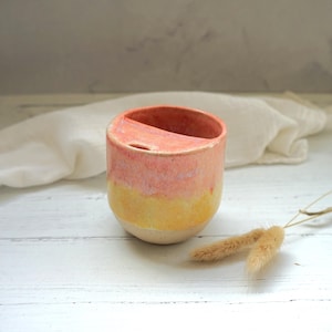 Taza de café de cerámica hecha a mano para viajes: Esmalte rosa y amarillo, taza sin asa, taza de viaje.