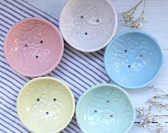 Jabonera de cerámica hecha a mano: Accesorios de baño en tonos pastel, jaboneras y dispensadores