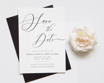 Könnte beinhalten: Save the Date Hochzeitsankündigungskarte mit schwarzem und weißem Kalligraphietext. Die Karte lautet "Save the Date" in eleganter Schrift, gefolgt von "Für die Hochzeit von Nicole Evans & Chris Closer" und dem Datum "25. September 2022". Der Ort ist als "Seattle, Washington" angegeben. Die Karte enthält auch den Text "formelle Einladung folgt" und eine Website-Adresse: "theknot.com/nicole&chris".