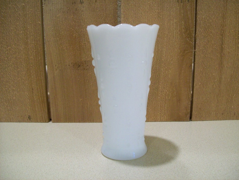 Vintage Anchor Hocking White Milk Glass Vase Tear Drop /& Pearl Pattern 1960/'s
