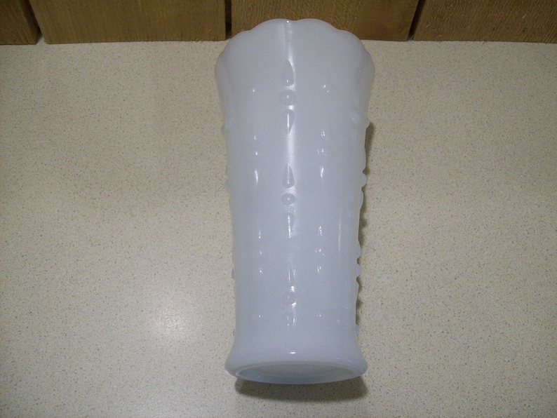 Vintage Anchor Hocking White Milk Glass Vase Tear Drop /& Pearl Pattern 1960/'s