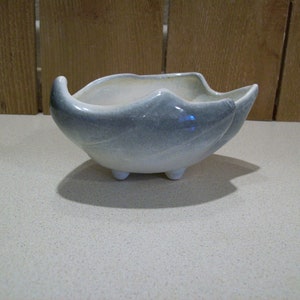 Vintage USA 805 Pottery Footed Leaf Shape Planter Cream Blue Gray