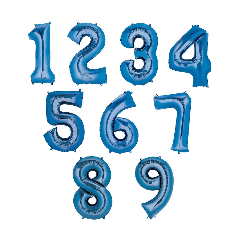 Puede incluir: N&uacute;meros de globos azules del 1 al 9. Los globos est&aacute;n inflados y listos para usar en una fiesta o celebraci&oacute;n.