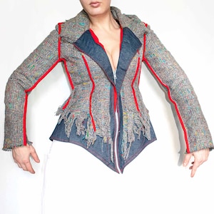 Veste en jean et tweed, coupe ajustée, décolleté plongeant, effet vieilli, effiloché, couture, avant-gardiste, effet vieilli, décolleté profond, ajusté, blazer, corset