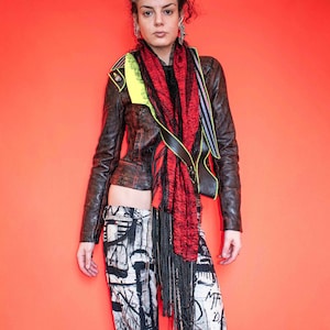 Jas van imitatieleer, patchwork, bijgesneden, asymmetrisch, franje, handgeschilderd, distressed, post-apocalyptisch, cyberpunk, streetwear, kettingen, rave