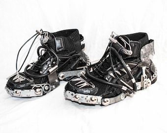 Tênis personalizados à mão, metal reciclado, pintados à mão, cibernéticos, punk, pós-apocalípticos, rock, góticos, sombrios, futuristas, hypebeast, techwear