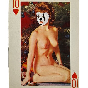 Ten of Hearts ICP Juggalette (Moldura de madeira vermelha) - Carta de jogar vintage nudie pintada à mão