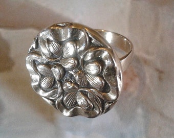 Romantic - Handmade bronze ring - Mixed ribbons and flowers - Old-fashioned charm