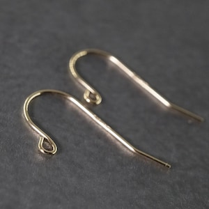 Örhängen i 14K massivt gult guld med utvändig ögla, 0,5 mm tråd, ett par, FG210