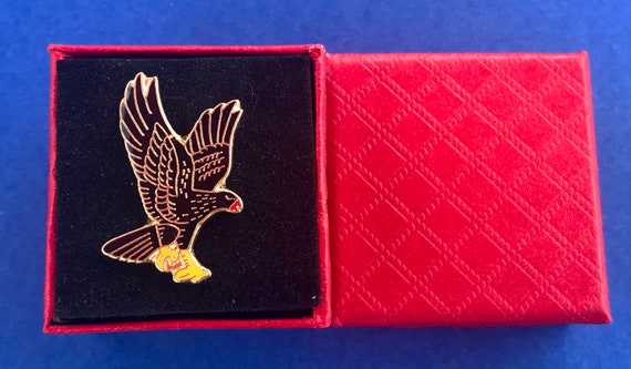 Details about   Bald Eagle w/ Armadillo enamel pin predator prey NEW outlaw birds hat lapel bag 