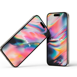 以下が含まれることがあります： 虹色の背景と画面に「Chase your soul」というテキストが表示されたスマートフォンが2台あります