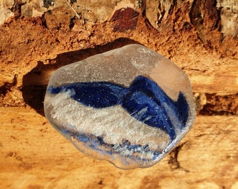 Broche de baleine à bosse en verre de mer