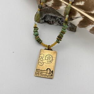 Colar com Pingente de Carta de Tarô Joias com Pedras Preciosas Tom Dourado O Ás de Ouro Carta de Tarô Serpentina Ágata Musgo Magnesita