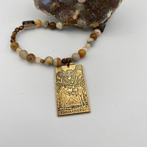 Colar com pingente de carta de tarô, joia com tom dourado e pedras preciosas, carta de tarô dos amantes, ágata, quartzo fumê