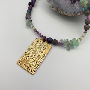 Colar com pingente de carta de tarô, joia dourada, pingente de carta de tarô, pedra preciosa, fluorita