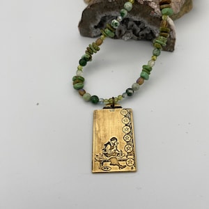 Colar com Pingente de Carta de Tarô Oito IIIV de Ouros Colar com Pedras Preciosas de Carta de Tarô Joias em Tom Dourado Ágata Árvore Peridoto Magnesita