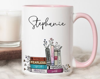 Personalisierte Swiftea Swiftie Buch Album Tasse, Taylor 1989 Roter Becher, Geschenk für sie, lustige Kaffeetasse, Geburtstag Evermore, Weihnachtsgeschenk, Freund