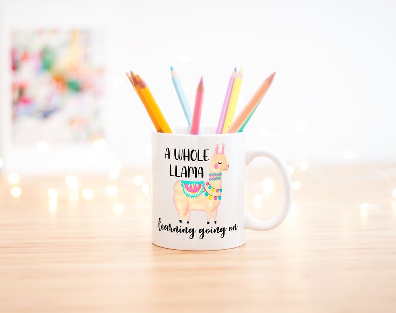 A Whole Llama Learning Going On Mug, cadeau de tasse de professeur, tasse de lama de retour à l'école, tasse d'anniversaire, cadeau de Noël pour le professeur, tasse de café drôle image 1