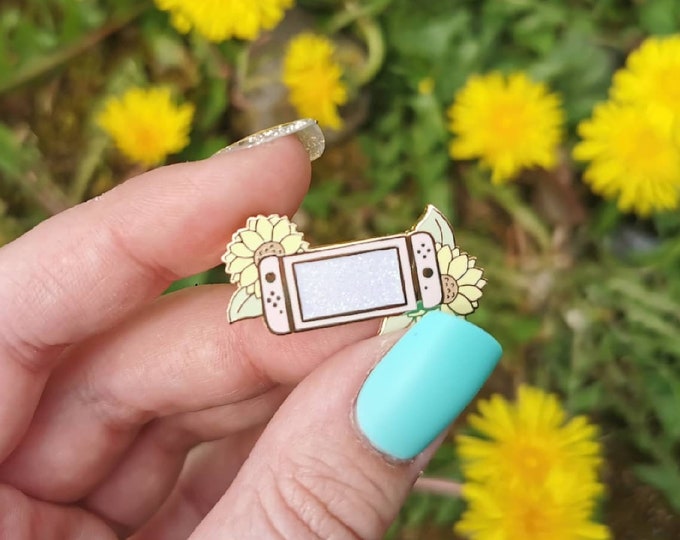 Pastel Flower Gamer Pin "Sunflower Handheld"