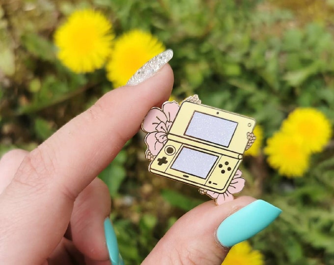 Pastel Flower Gamer Pin "Poppy Handheld"