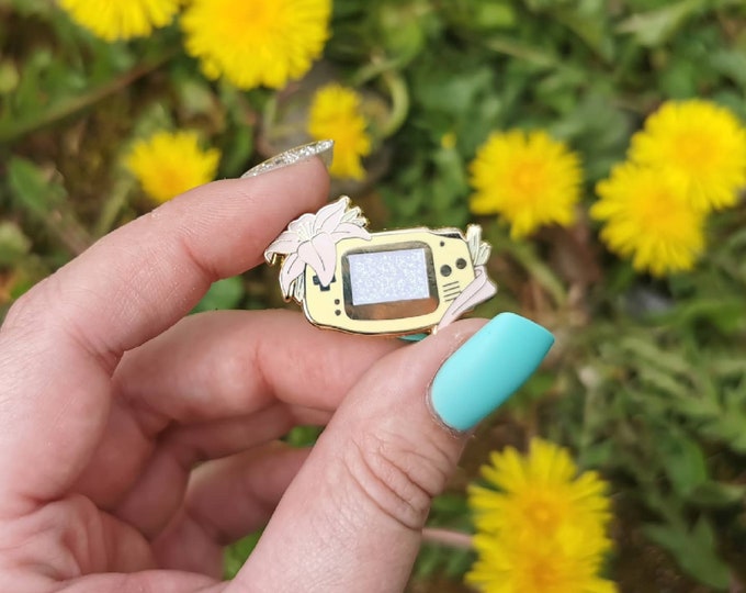 Pastel Flower Gamer Pin "Lily Handheld"