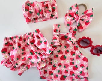 Strawberry Strawberry Baby-Overall, Bummys, Pumphose, Schleife & Lätzchen