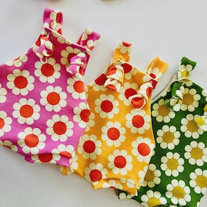 Peto o braguita de bebé estilo boho con lazos a juego. Estampado floral retro de algodón orgánico.