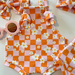 Conjunto de peto de bebé con estampado floral retro: mono de algodón orgánico