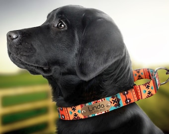 Pode incluir: Labrador Retriever preto usando um colar de cachorro estampado de cores com uma etiqueta de nome personalizada que diz "Linda 123-454-8923".