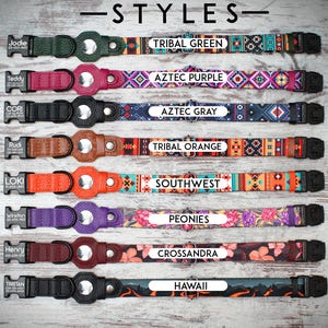 Peut inclure: Dix styles diff&eacute;rents de colliers pour chien avec diff&eacute;rents motifs color&eacute;s et des noms imprim&eacute;s sur chaque collier. Les colliers sont dispos&eacute;s verticalement de haut en bas.