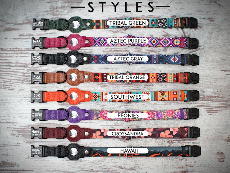Peut inclure: Dix styles diff&eacute;rents de colliers pour chien avec diff&eacute;rents motifs color&eacute;s et des noms imprim&eacute;s sur chaque collier. Les colliers sont dispos&eacute;s verticalement de haut en bas.