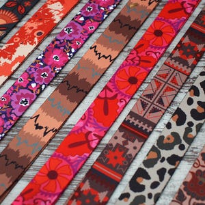 Puede incluir: Surtido de cintas de tela con patrones coloridos con varios diseños, incluyendo floral, geométrico y estampado de animales.