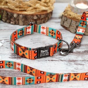 K&ouml;nnte beinhalten: Ein farbenfrohes Hundehalsband und eine Leine mit einem geometrischen Muster in Orange-, T&uuml;rkis-, Braun- und Wei&szlig;t&ouml;nen. Das Halsband hat eine Metallschnalle mit einem personalisierten Anh&auml;nger, auf dem "Remi Call my MOM 123-456-7893" steht.