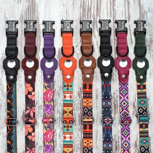 Può includere: Otto collari per cani colorati con targhette personalizzate. I collari presentano una varietà di motivi geometrici e floreali in tonalità di blu, rosso, verde, arancione, viola e nero.