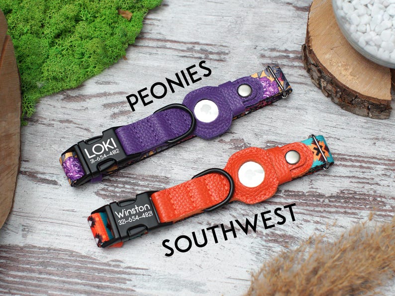 Peut inclure: Deux colliers de chien color&eacute;s avec des &eacute;tiquettes de nom personnalis&eacute;es et des num&eacute;ros de t&eacute;l&eacute;phone. Les colliers pr&eacute;sentent un motif violet et floral avec le nom "LOKI" et un num&eacute;ro de t&eacute;l&eacute;phone, et un motif orange et turquoise avec le nom "Winston" et un num&eacute;ro de t&eacute;l&eacute;phone. Les colliers ont une boucle en cuir et un anneau en m&eacute;tal.