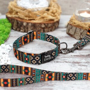 K&ouml;nnte beinhalten: Ein schwarzes und gr&uuml;nes Hundehalsband und eine Leine mit einem geometrischen Muster in Orange, Rot und Blau. Das Halsband hat eine schwarze Schnalle mit dem eingravierten Namen "Teddy".