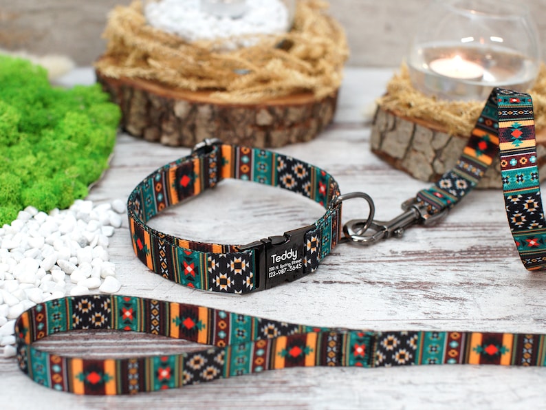 K&ouml;nnte beinhalten: Ein schwarzes und gr&uuml;nes Hundehalsband und eine Leine mit einem geometrischen Muster in Orange, Rot und Blau. Das Halsband hat eine schwarze Schnalle mit dem eingravierten Namen "Teddy".
