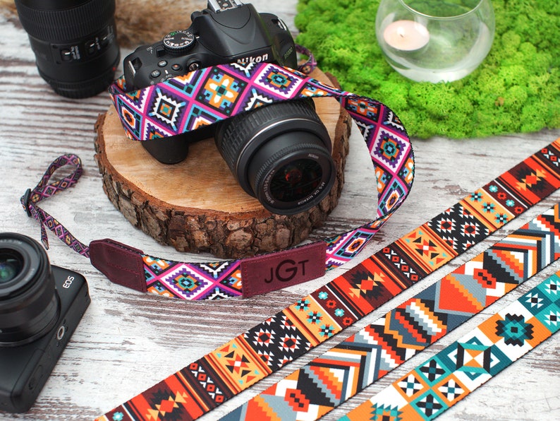 Gravierter Kameragurt personalisiert, benutzerdefinierter Kameragurt für Frauen, Fotografengeschenk, gepolsterter Kameragurt, personalisierte Geschenke für Frauen Aztec Purple