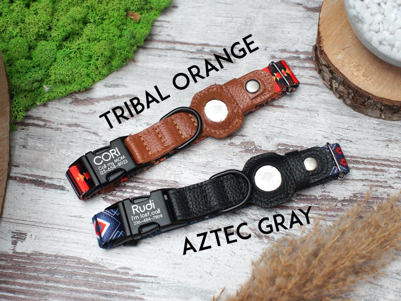Peut inclure: Deux colliers pour chien avec des &eacute;tiquettes de nom personnalis&eacute;es et des num&eacute;ros de t&eacute;l&eacute;phone. Le collier du haut est marron avec un motif tribal rouge, noir et blanc et le texte "CORI Call my MOM 123-456-7893". Le collier du bas est noir avec un motif azt&egrave;que bleu, noir et blanc et le texte "Rudi fm.lost.coll 234-456-7898".