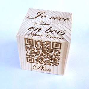 Cubes en bois avec gravure laser QR code, épicéa naturel 66 mm. Poncé très fin à la main, angles adoucis, pour restaurants, réceptions,