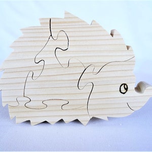 &quot;hedgehog&quot; wooden puzzle in natural spruce cut with a scroll saw, 5 pieces, very finely sanded natural finish,