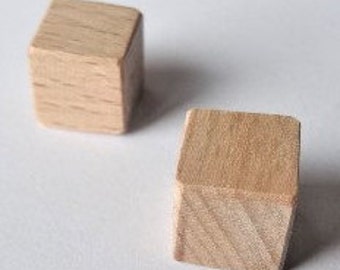Cubes en bois, Hêtre ou épicéa naturel 10 mm X 10 mm X 10 mm. Poncé très fin à la main. Angles adoucis. Le lot de 15