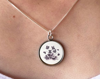 Collana viola, collana di fiori di nascita di febbraio, ciondolo viola, fiore del mese di nascita, ciondolo di compleanno di febbraio, collana di fiori di campo d'argento