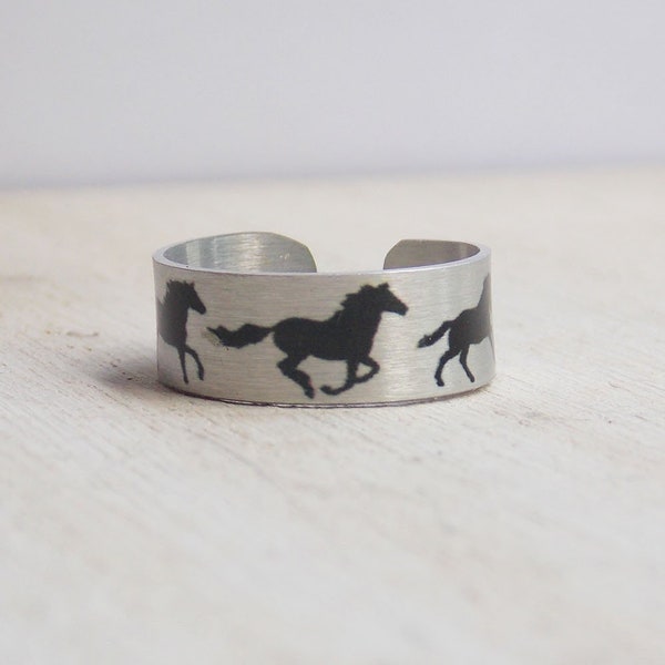 Horse ring, horse silhouette, running horse, horse jewelry, horse lover gift, equine jewelry, silver horse ring, black horse, wild horses